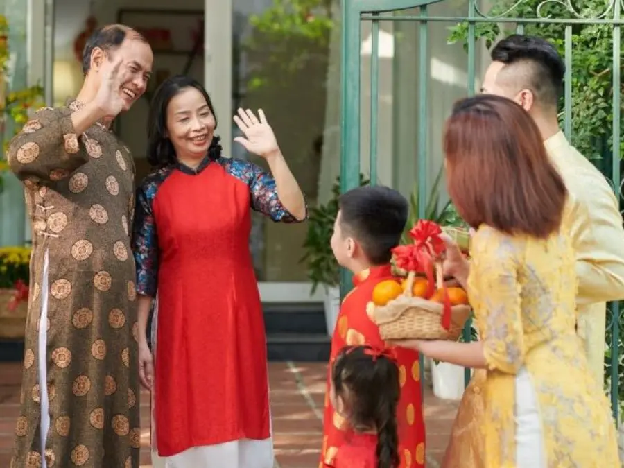 Trả lời Tuổi nào không nên đi xông đất