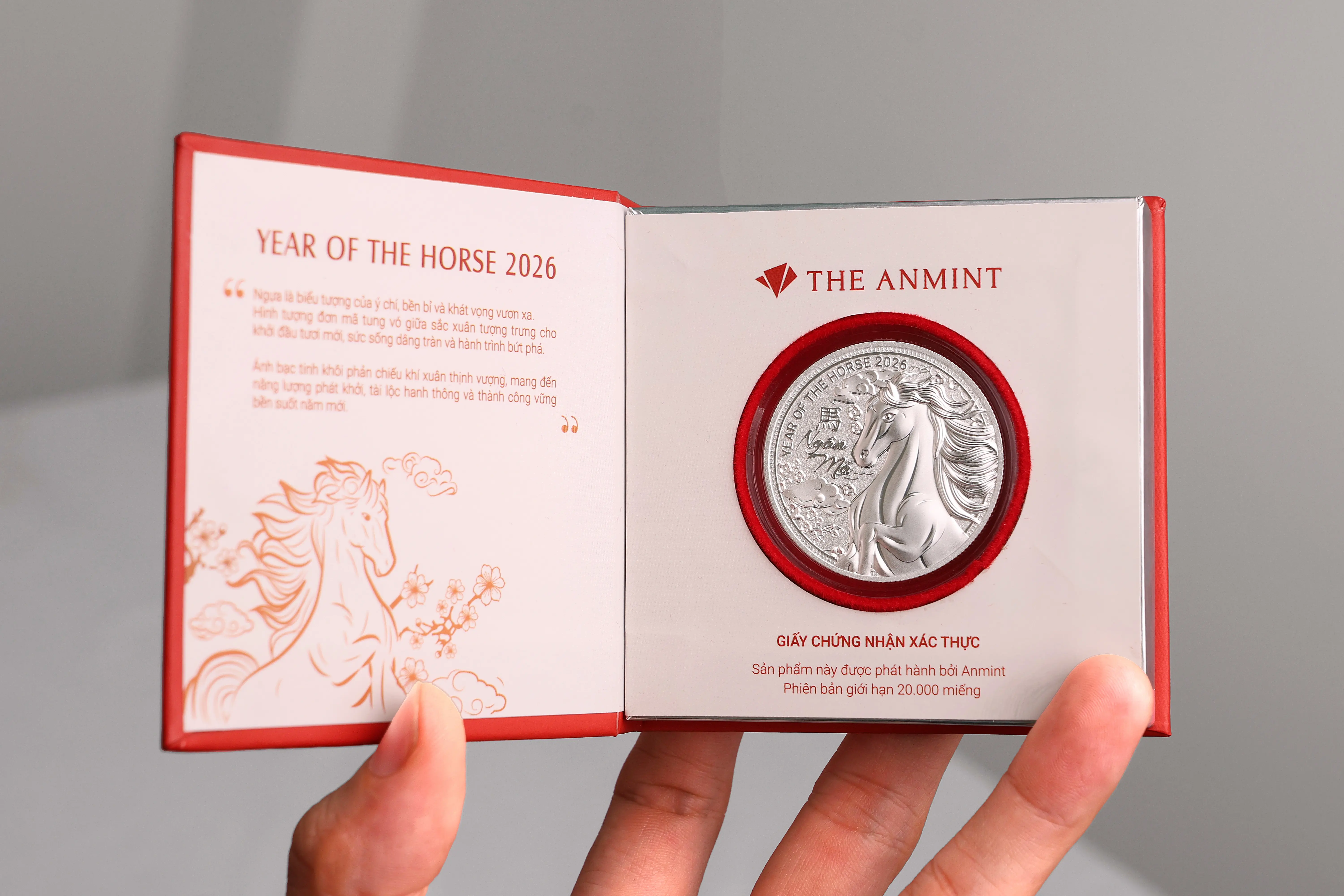 Hộp đựng hình cuốn sách độc đáo đi kèm Giấy chứng nhận xác thực bên trong – Dấu hiệu nhận biết quan trọng của bạc Ancarat chính hãng.