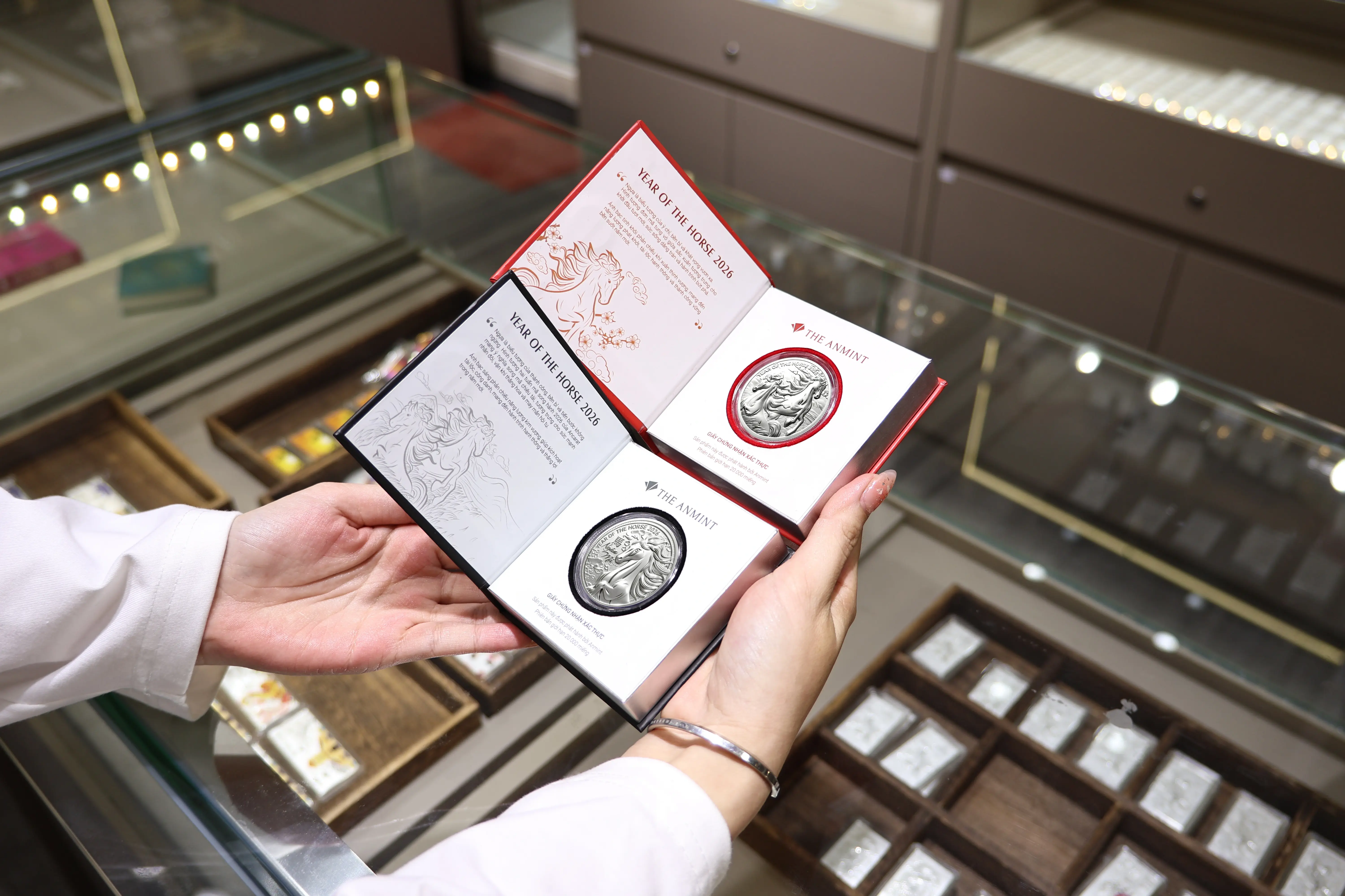 Bộ đôi bạc miếng Ancarat: Ngân Mã bứt phá khí chất lãnh đạo, Song Mã vun đắp hợp tác viên mãn - Quà Tết 2026 đẳng cấp.