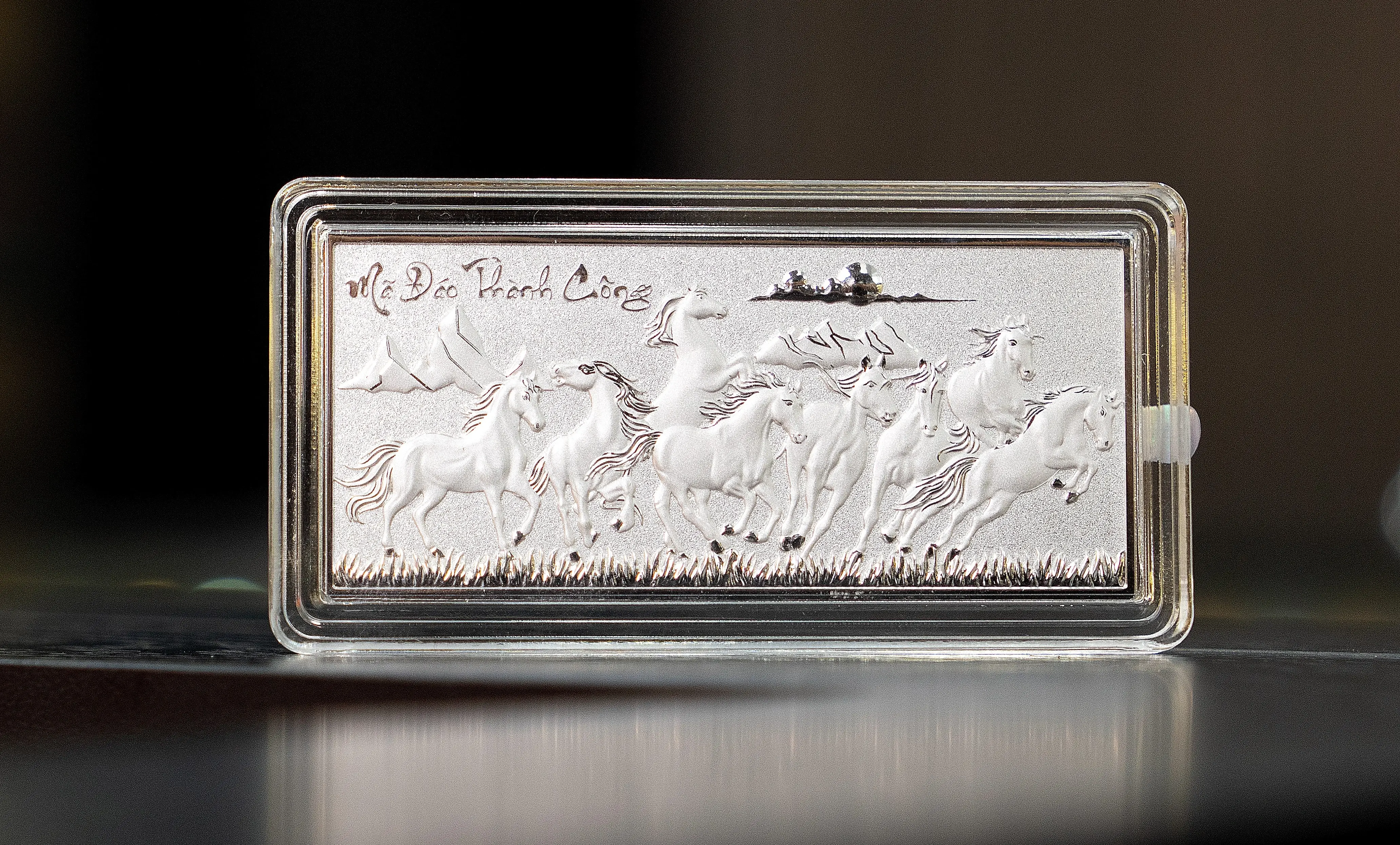 Bạc Song Mã Ancarat mang ý nghĩa "Mã Đáo Thành Công", là bảo vật trợ lực giúp các tuổi Thìn, Dậu, Tý bứt phá mạnh mẽ trên con đường sự nghiệp và tài chính năm Bính Ngọ.