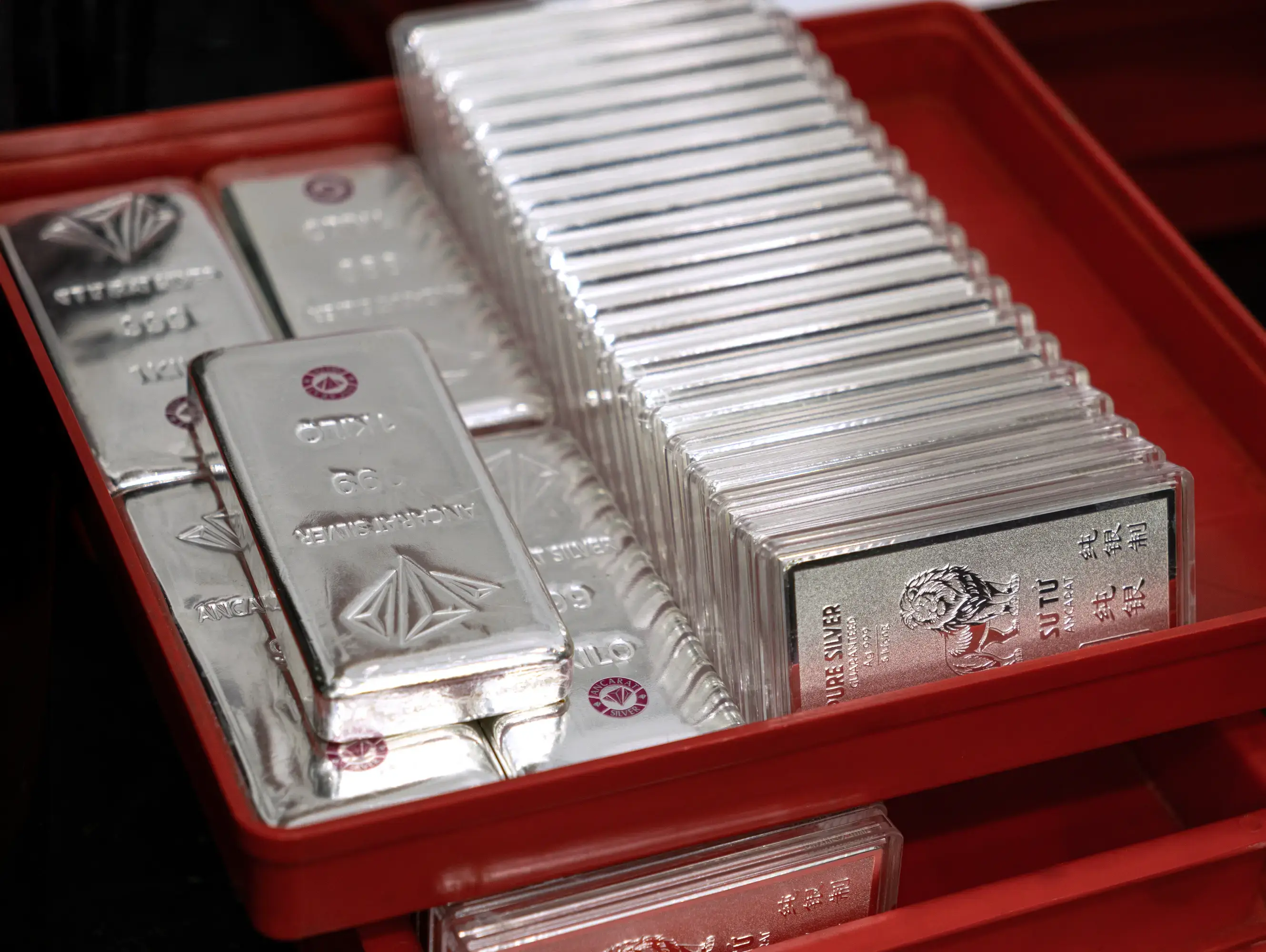 Bảng giá bạc Ancarat sáng nay tăng nóng 124.000đ/lượng (tăng 3,55%).