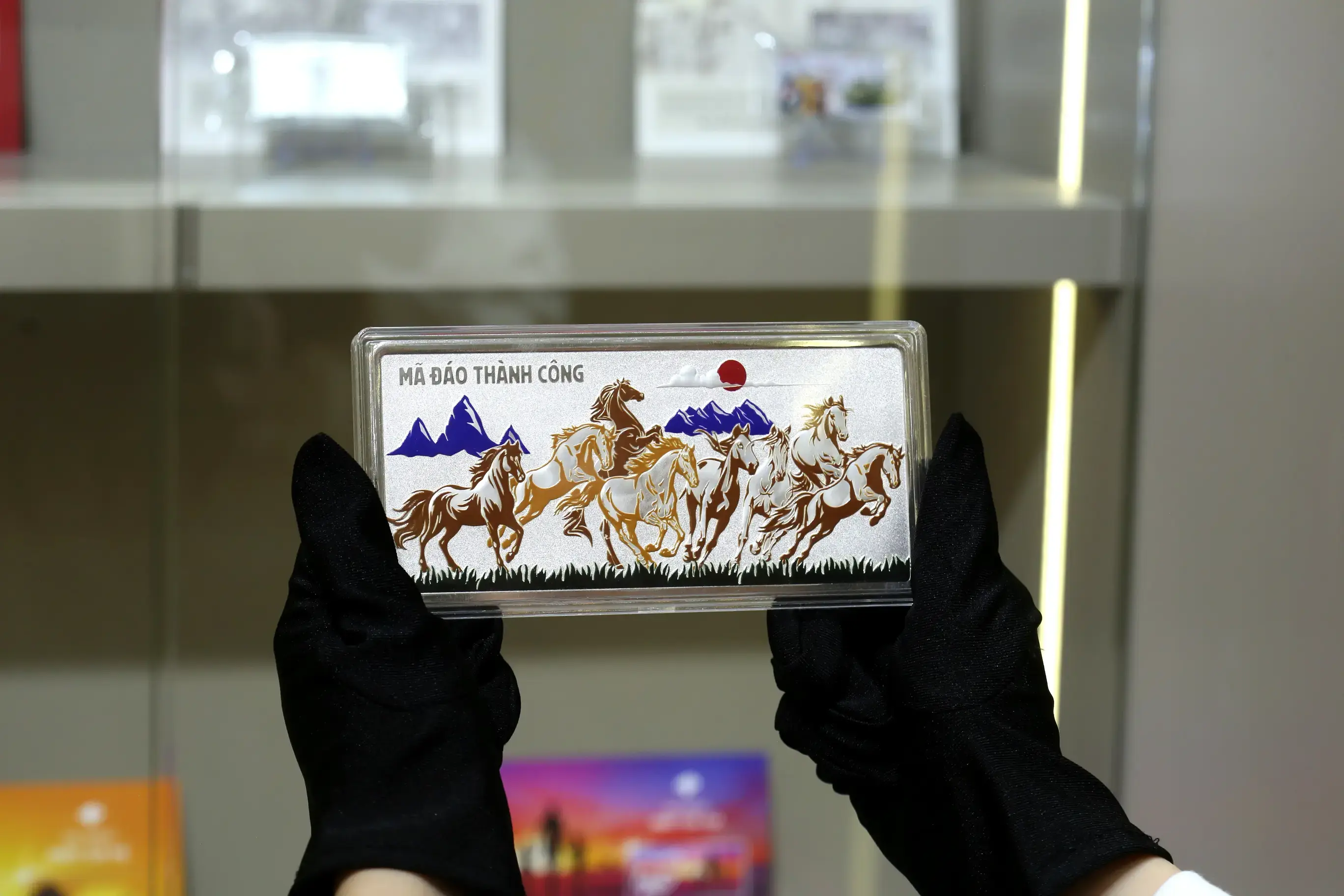 Bạc Mã Đáo Thành Công hoặc vòng tay tam hợp Dần Ngọ Tuất là vật phẩm hộ thân, giúp người tuổi Dần chiêu tài hút lộc.