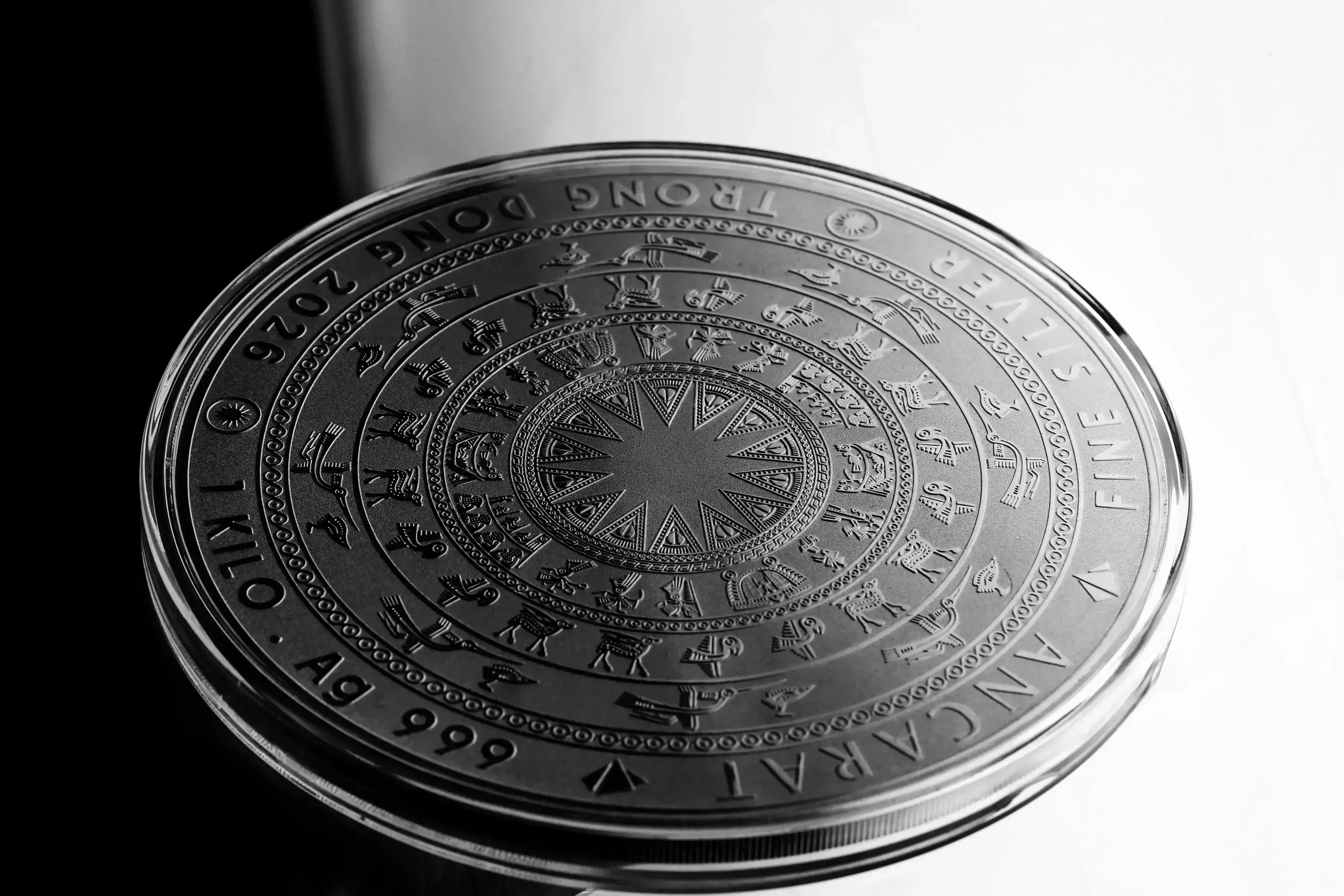 Chuyên gia nhận định giá bạc có thể chạm ngưỡng 130 triệu đồng/kg. Bảng niêm yết giá bạc tại các doanh nghiệp lớn biến động mạnh theo giờ.