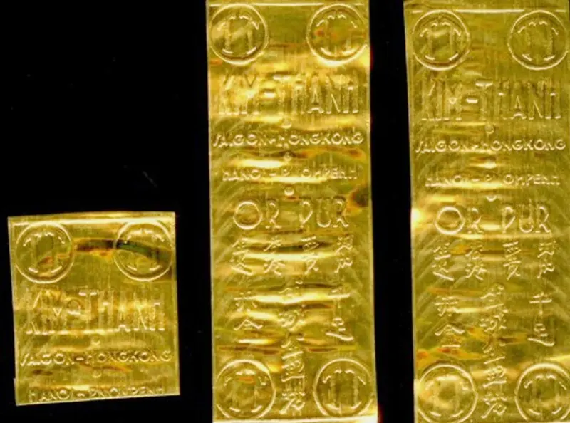 Bộ 3 lá vàng Kim Thành xưa được gói trong giấy dầu mộc mạc – biểu tượng tích sản và giao thương lừng lẫy một thời của người Sài Gòn trước 1975.