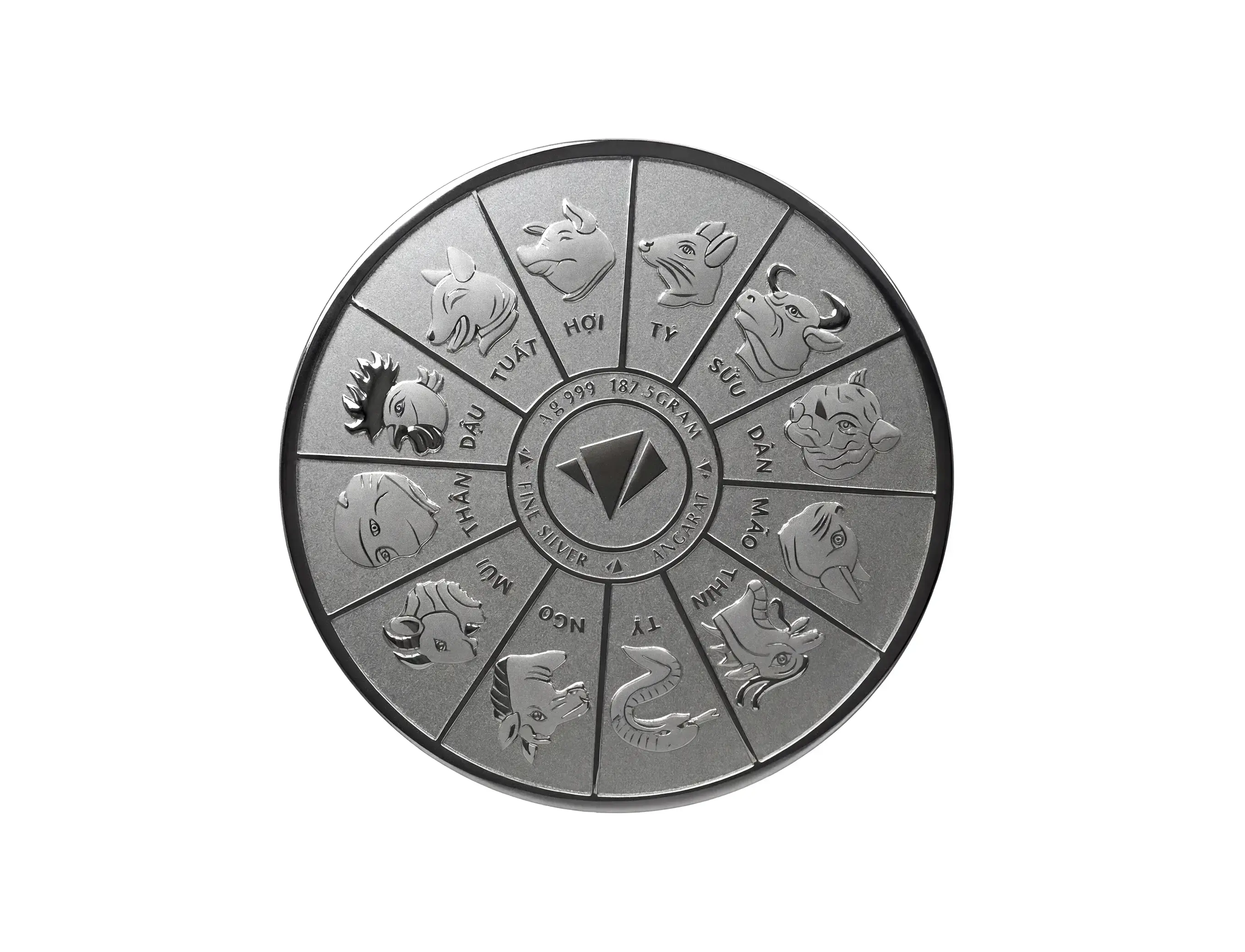 Vòng tròn 12 con giáp chạm khắc tinh xảo phía sau đồng Thần Tài Vạn Phúc, tạo thế trận hộ mệnh vững chắc cho gia chủ.