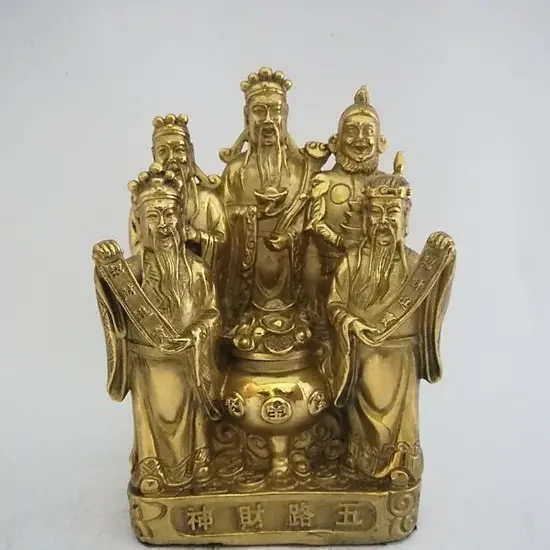 Bức tượng đồng khắc họa Ngũ Lộ Tài Thần, minh chứng cho hệ thống thờ tự phức tạp gồm 5 vị Thần Tài trong tín ngưỡng Trung Hoa và Đạo giáo, khác biệt với văn hóa Việt Nam.