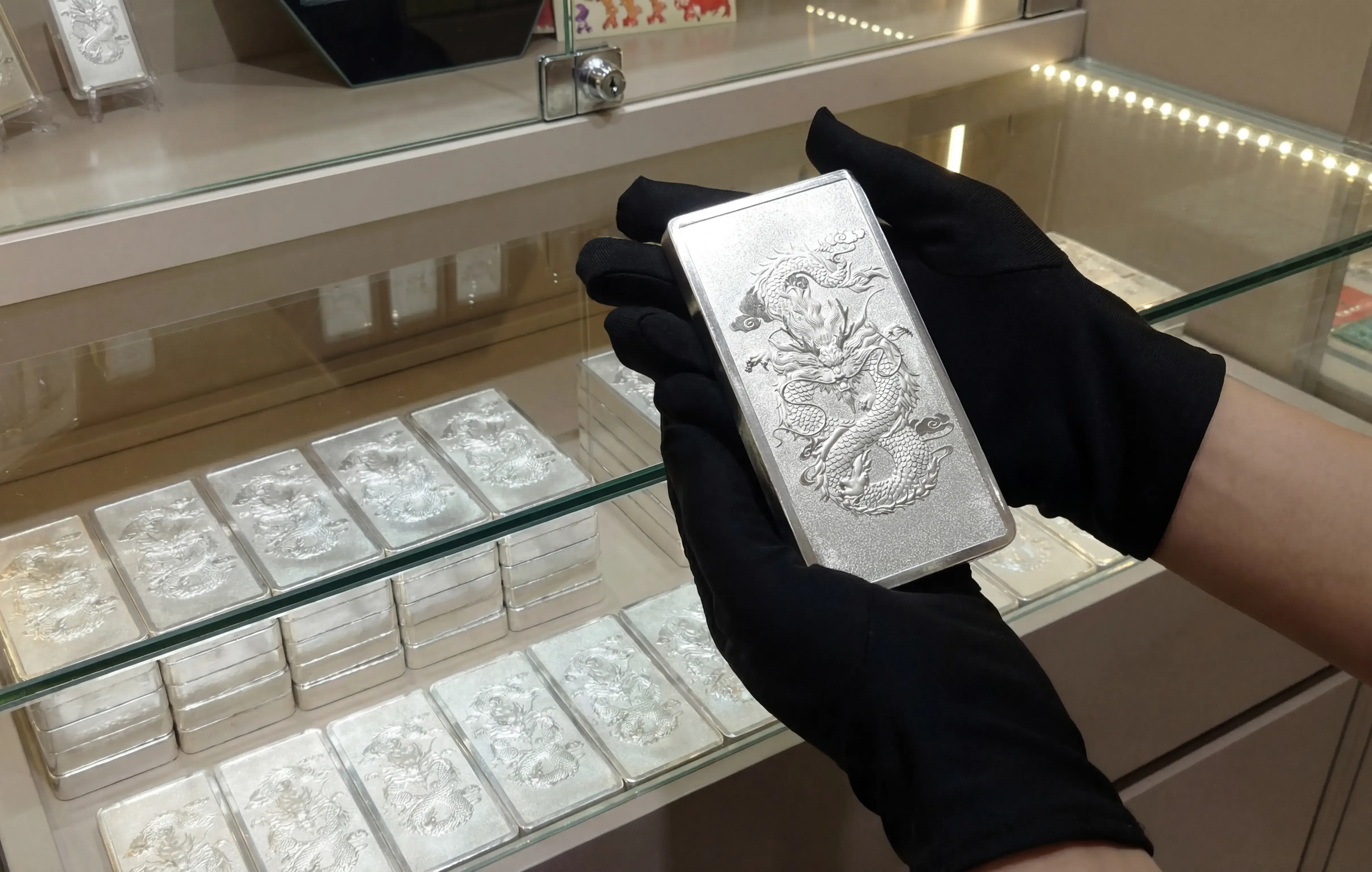 Cận cảnh dòng sản phẩm bạc Ngân Long Quảng Tiến 999 tại Ancarat; giá đã phục hồi 1.74% so với phiên hôm qua khi nhu cầu tích trữ vật chất tăng cao trở lại.