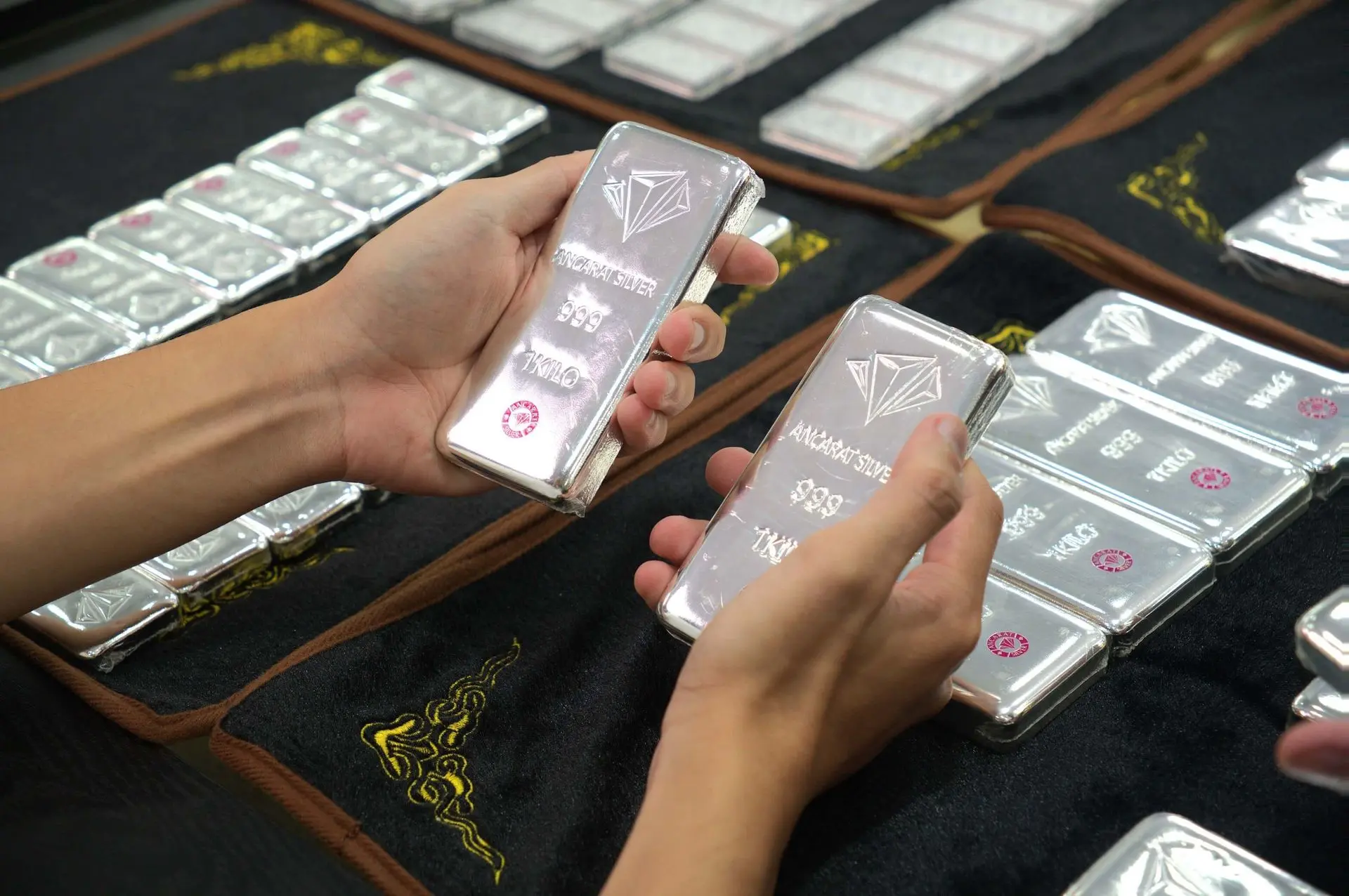 Giải đáp có nên tặng bạc trong ngày cưới