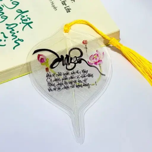 [ALBD2.Q252.00003A2] Lá Bồ Đề Thư Pháp Hoa Sen Chữ Duyên